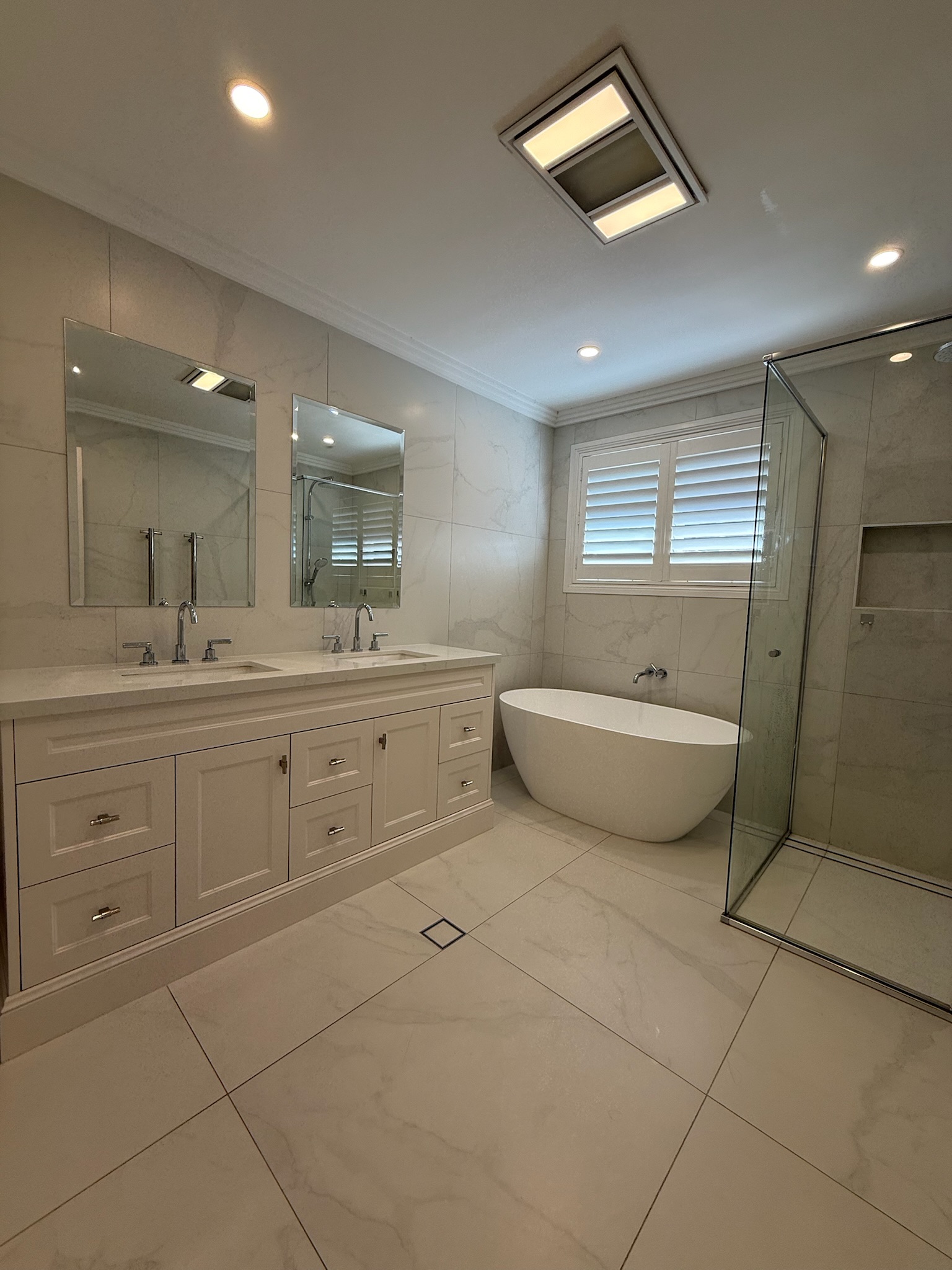 Thirroul Main Bathroom